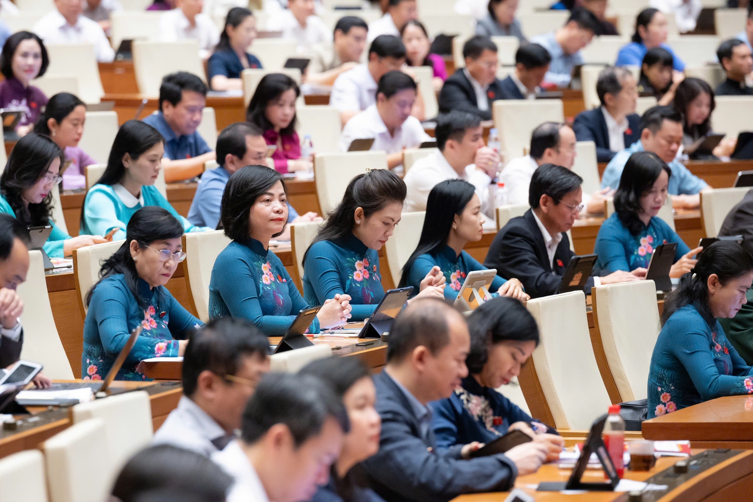 Quốc hội thảo luận ở hội trường 15