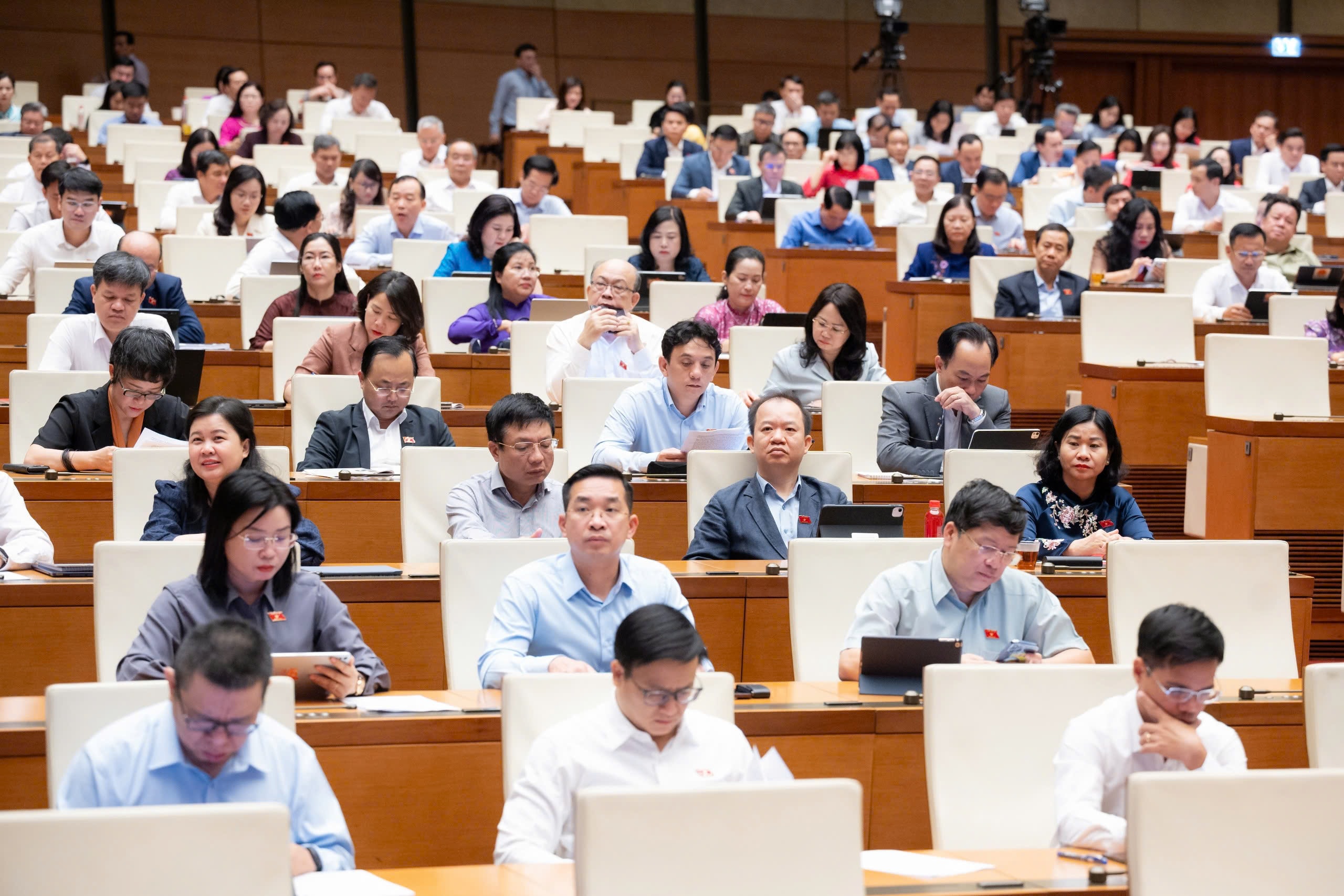 Quốc hội thảo luận ở hội trường 16
