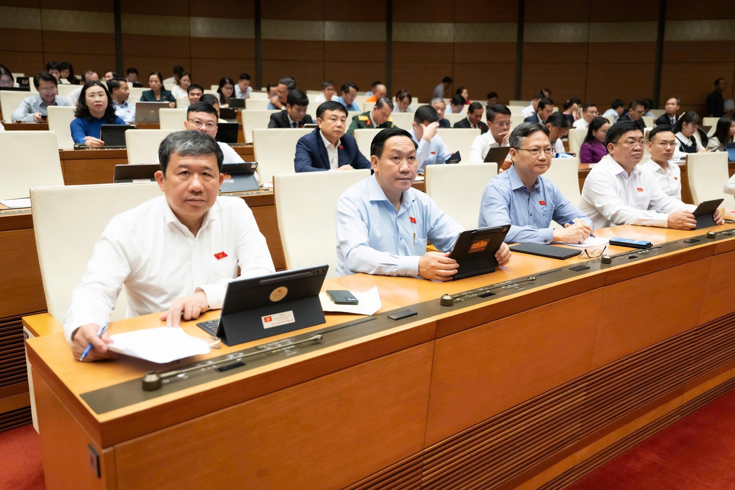 Quốc hội thảo luận ở hội trường 22