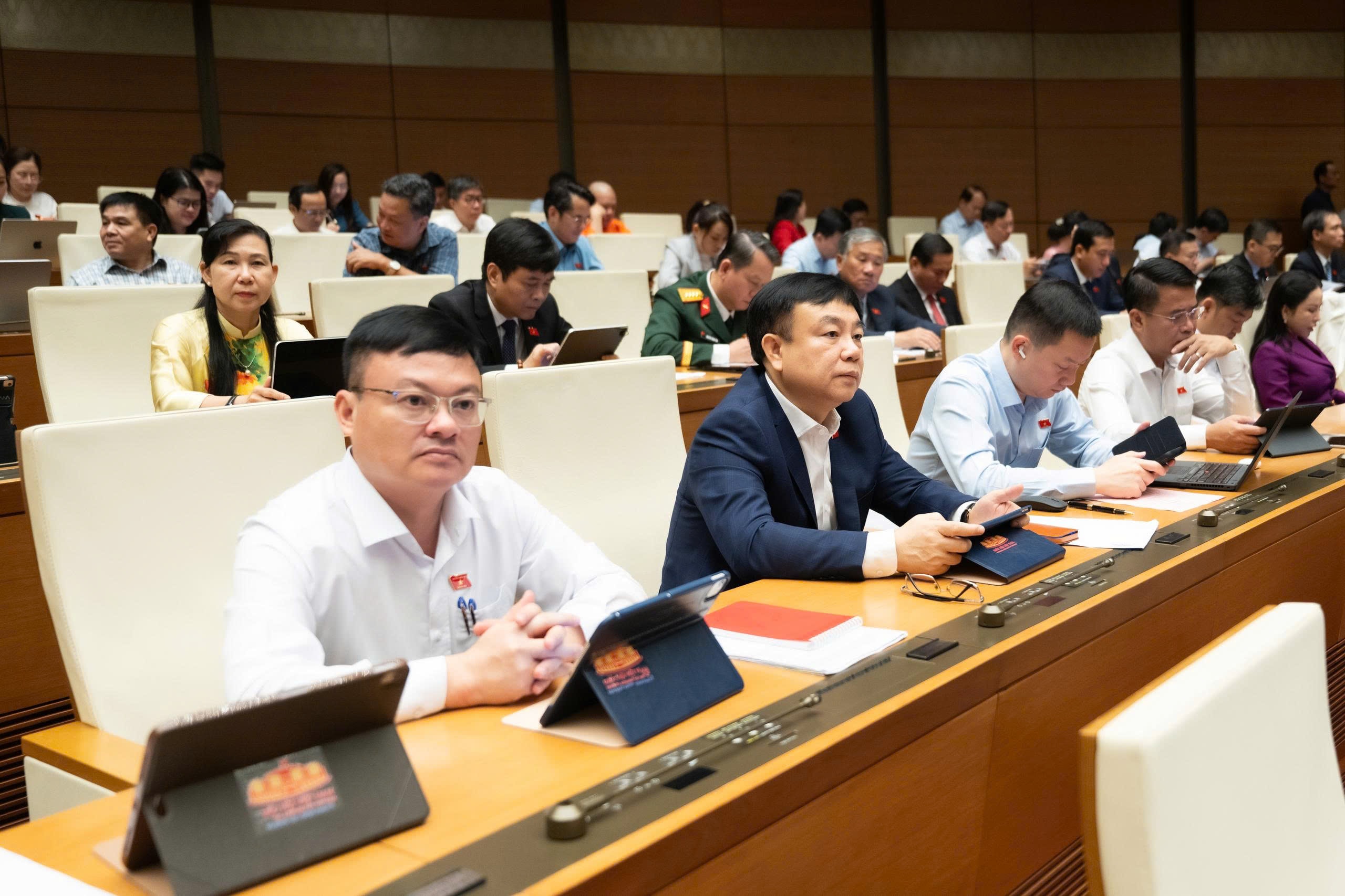 Quốc hội thảo luận ở hội trường 24