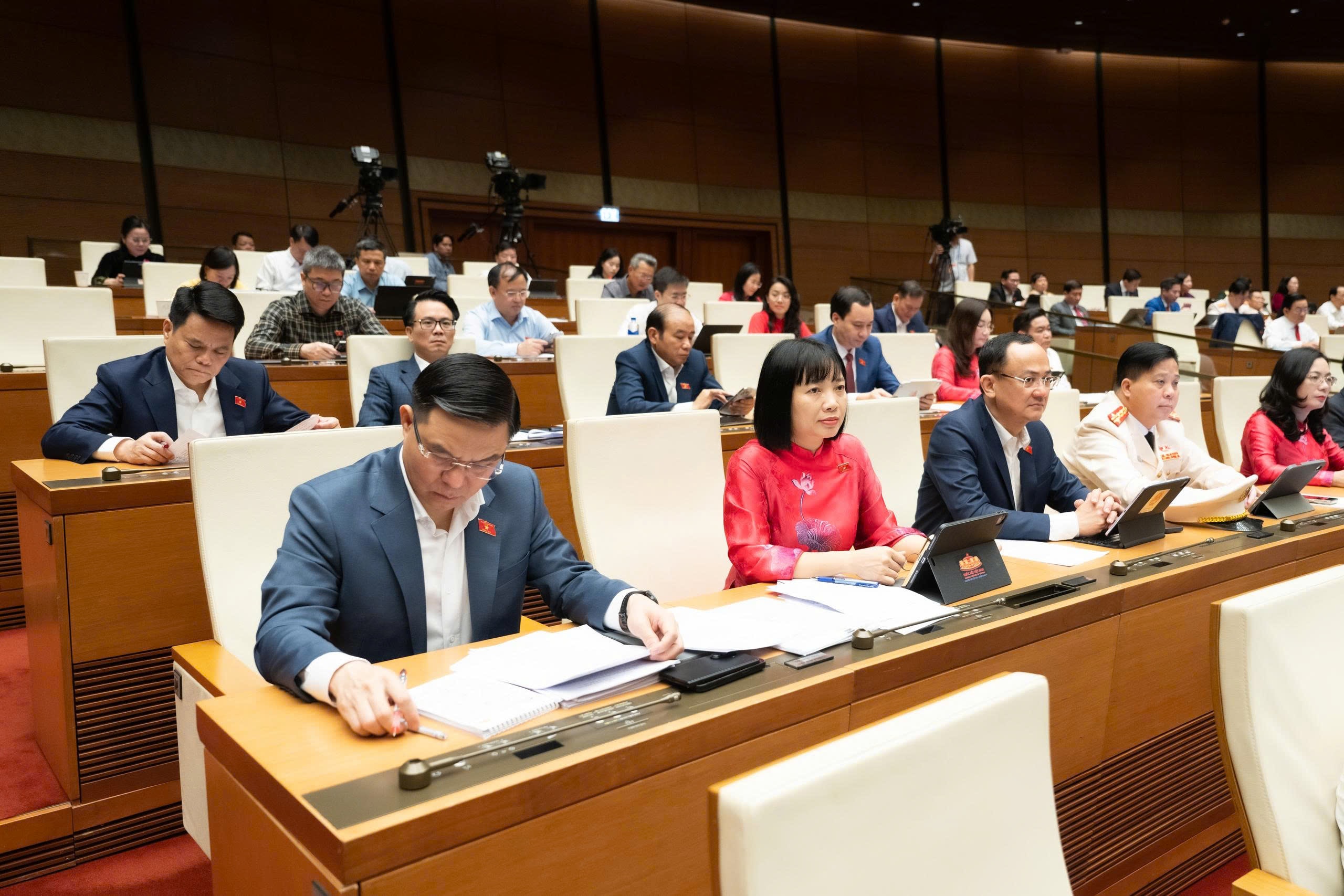 Quốc hội thảo luận ở hội trường 25