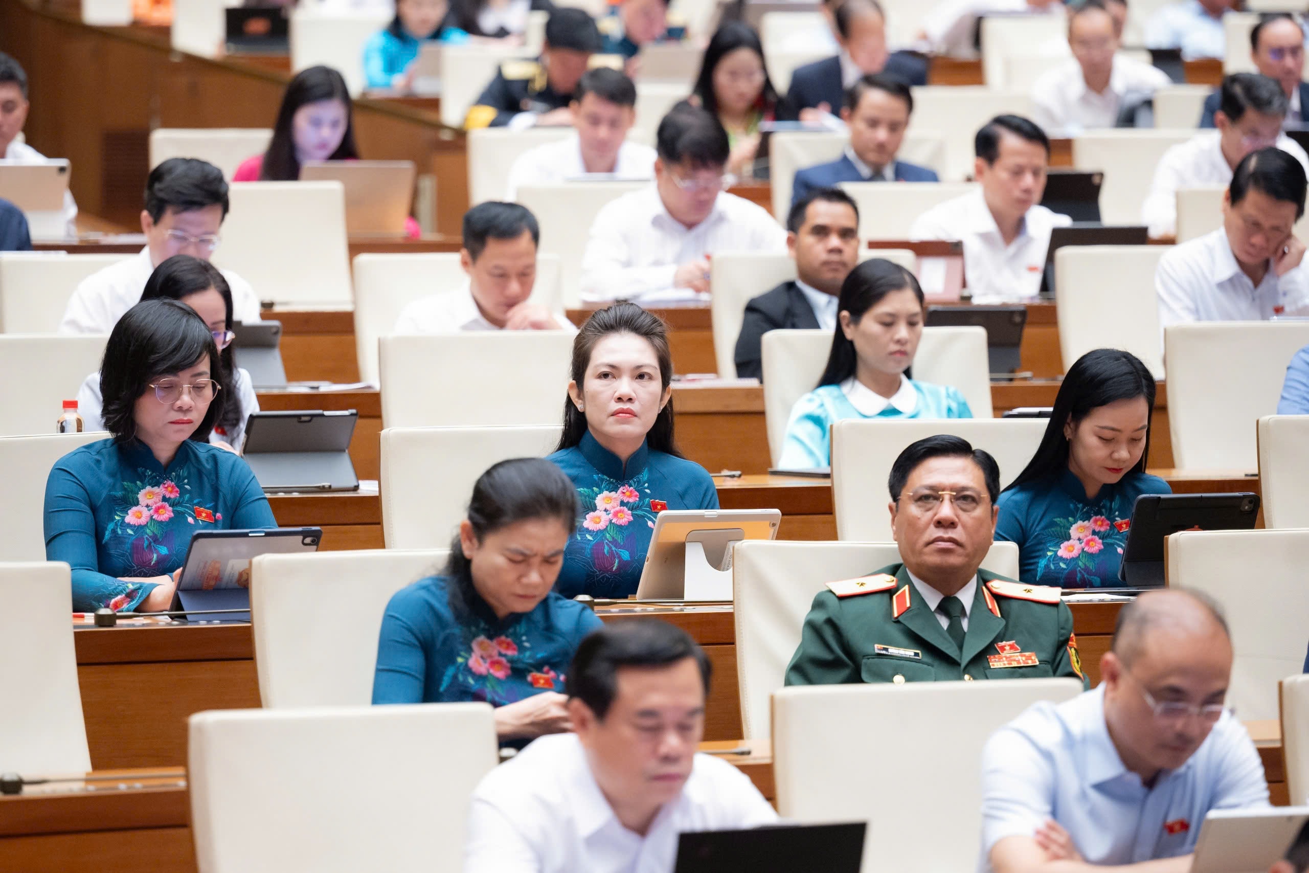 Quốc hội thảo luận ở hội trường 27
