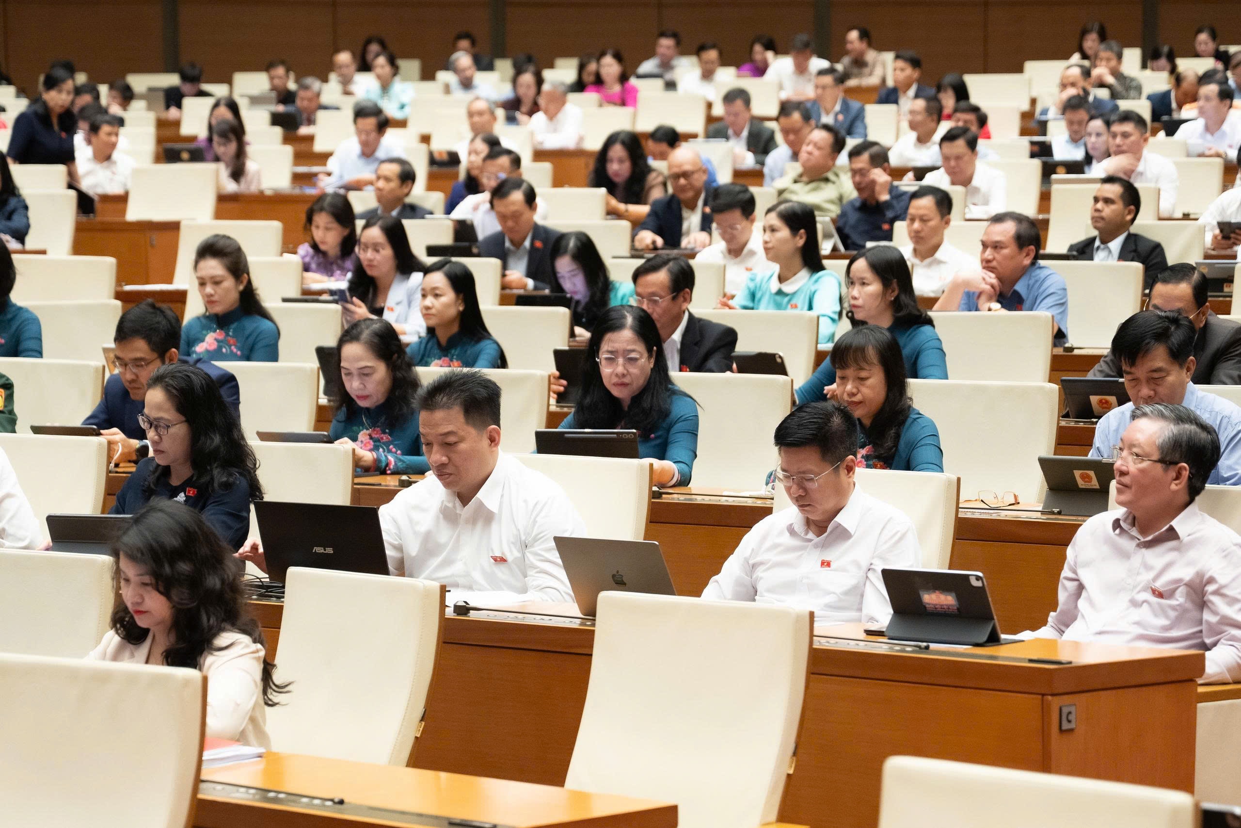 Quốc hội thảo luận ở hội trường 3
