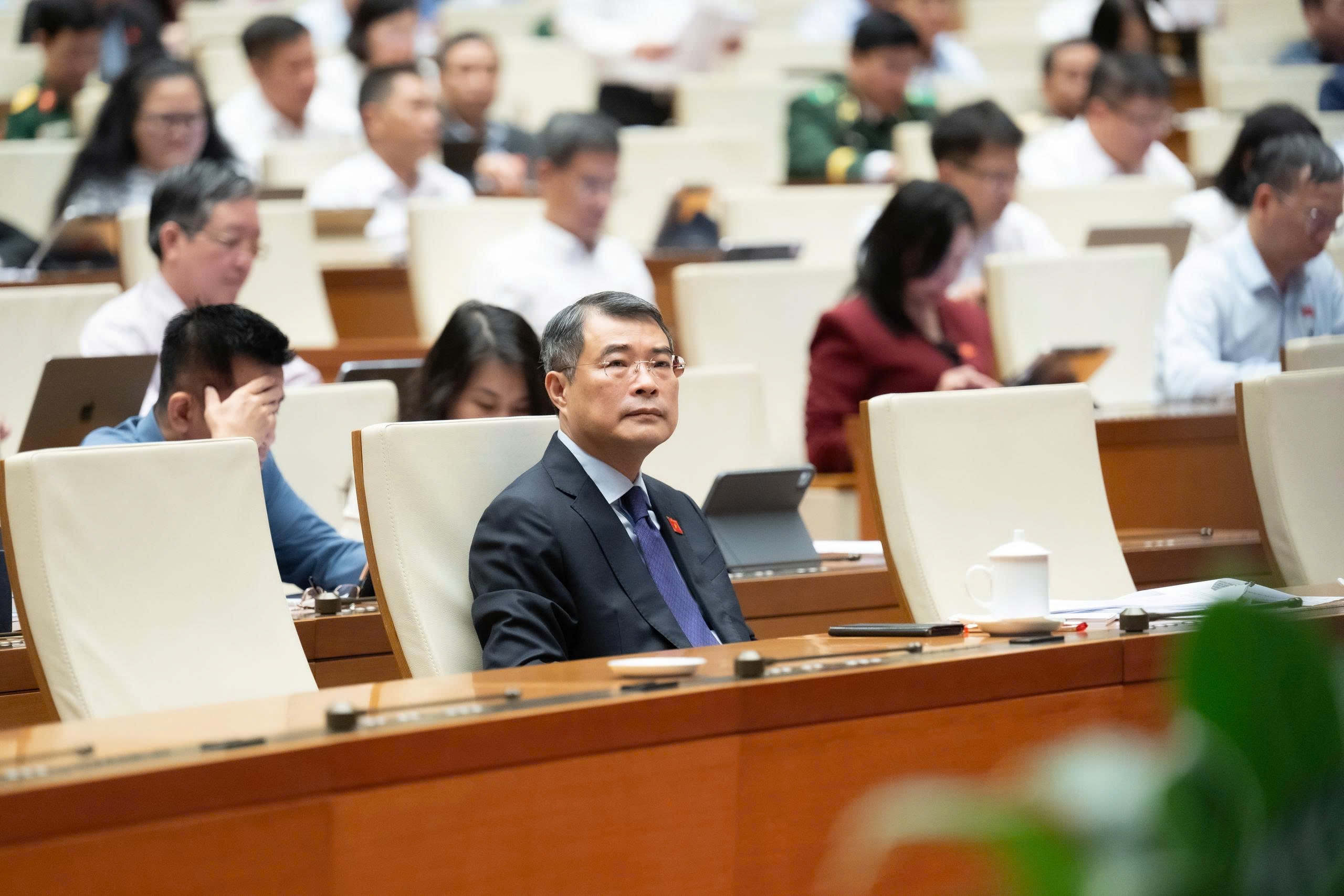 Quốc hội thảo luận ở hội trường 37