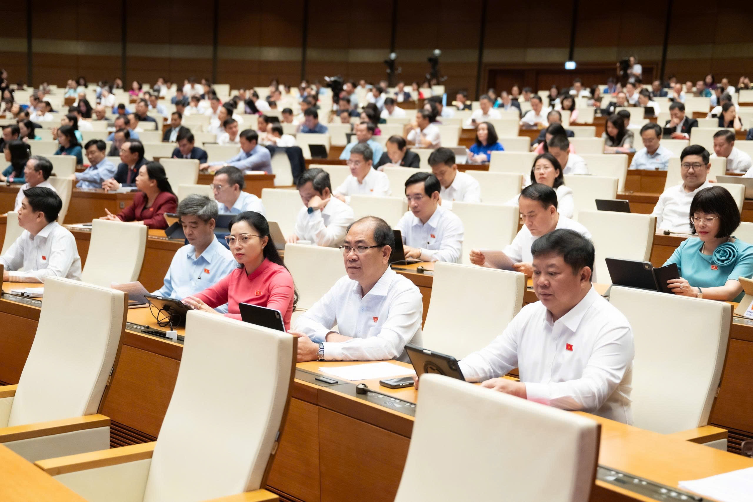 Quốc hội thảo luận ở hội trường 4