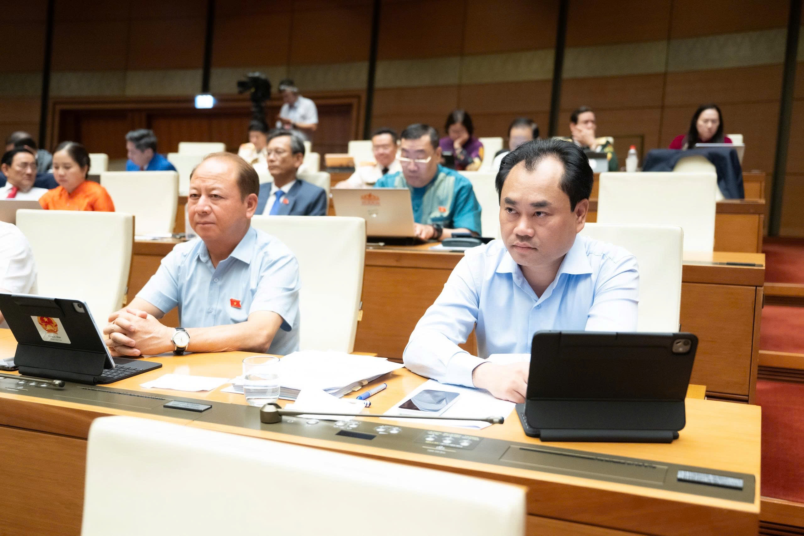 Quốc hội thảo luận ở hội trường 42