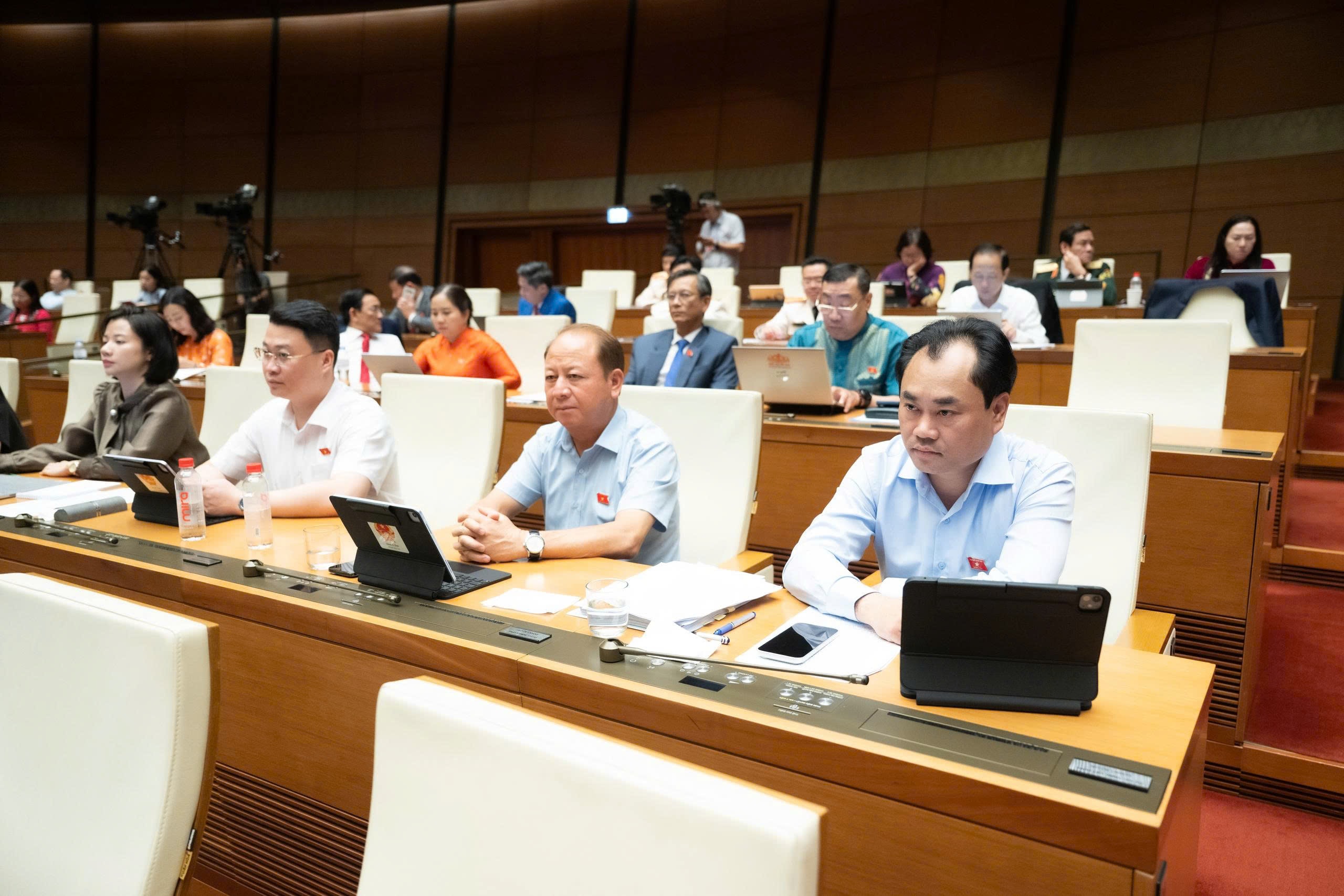Quốc hội thảo luận ở hội trường 43