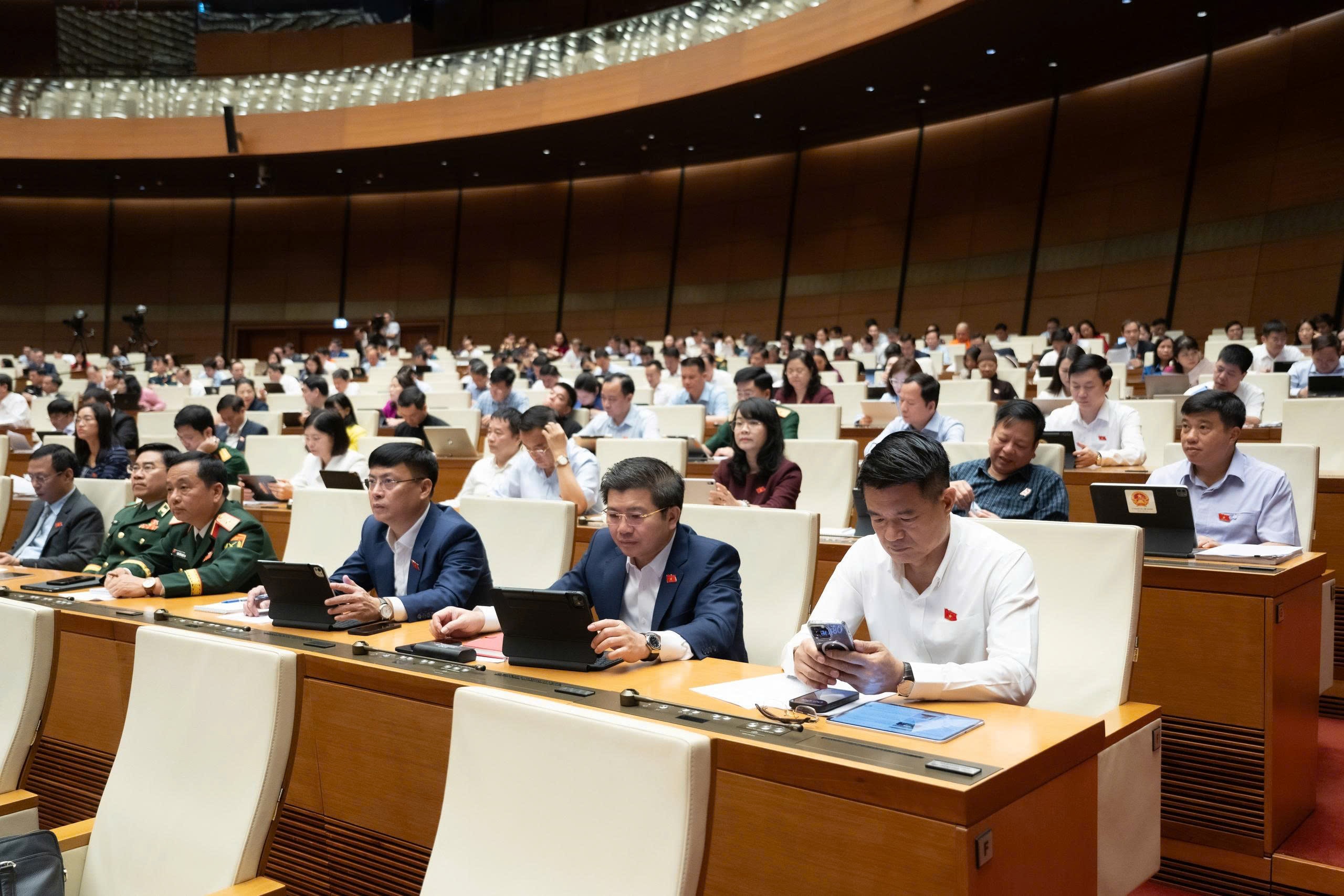 Quốc hội thảo luận ở hội trường 6