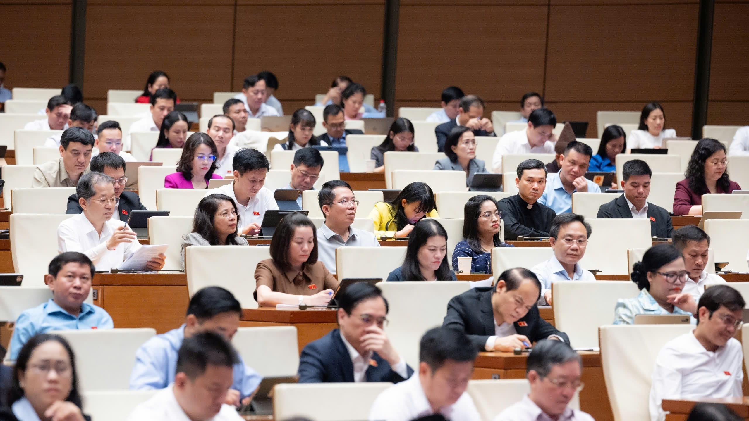 Quốc hội tiếp tục thảo luận ở hội trường 10