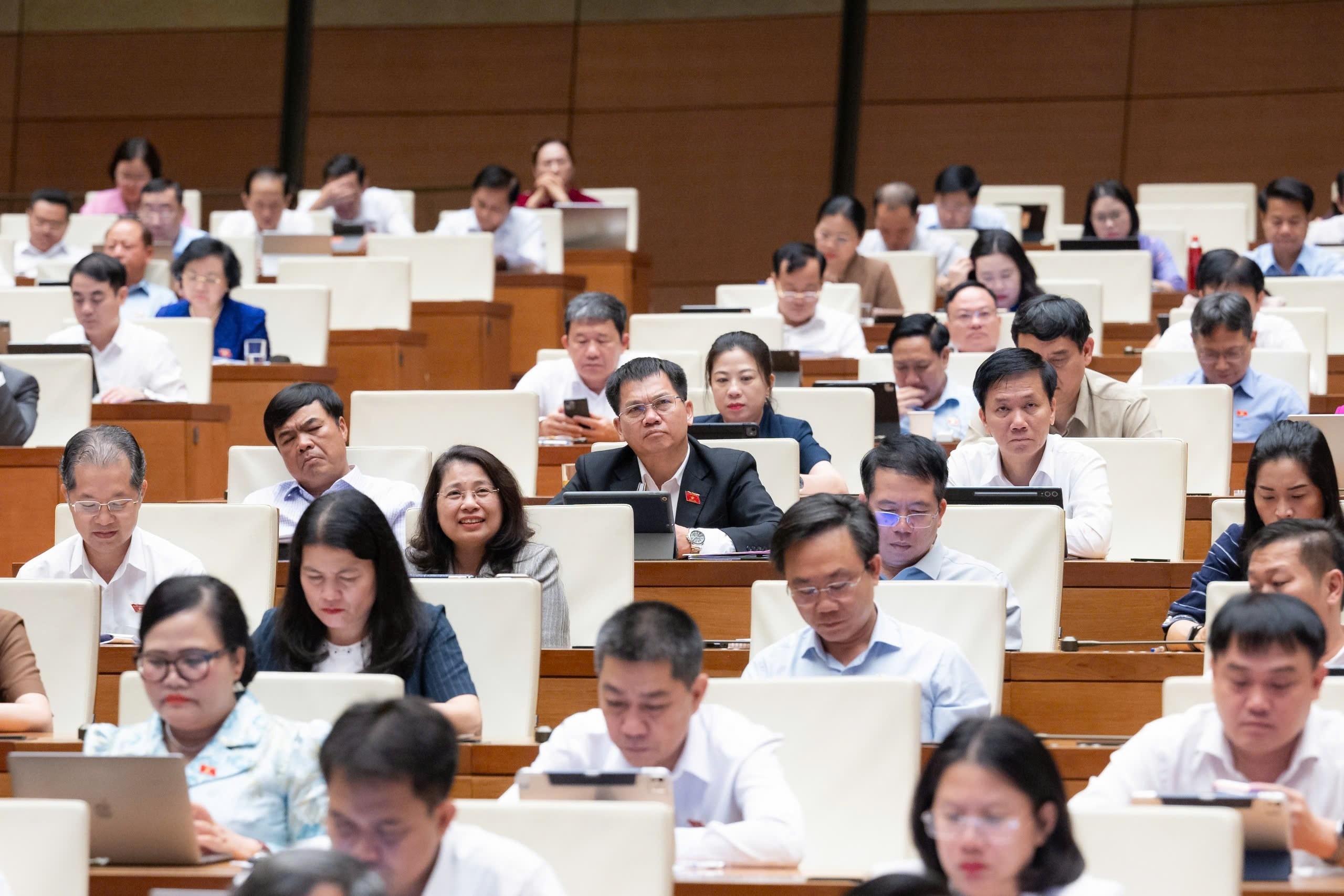 Quốc hội tiếp tục thảo luận ở hội trường 12