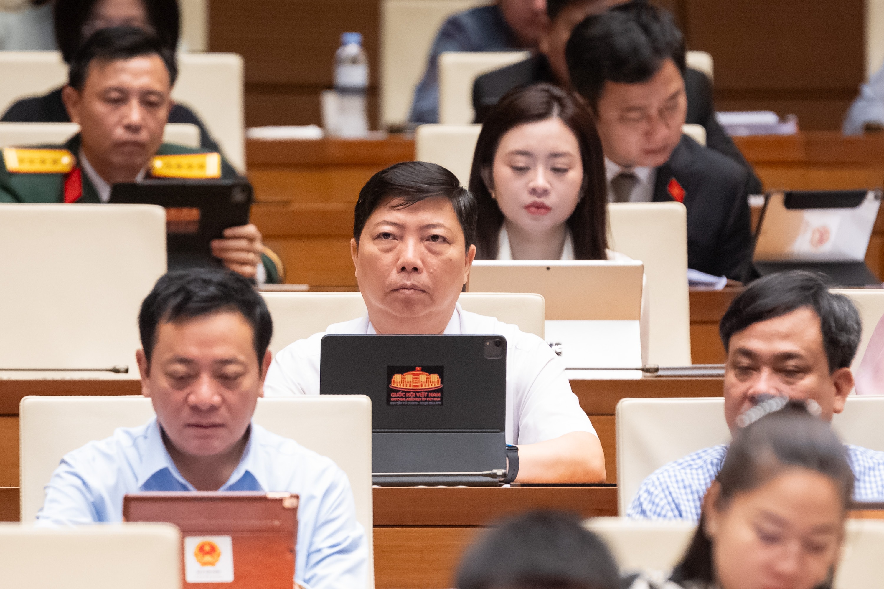 Los miembros del Parlamento asisten a la sesión de debate.