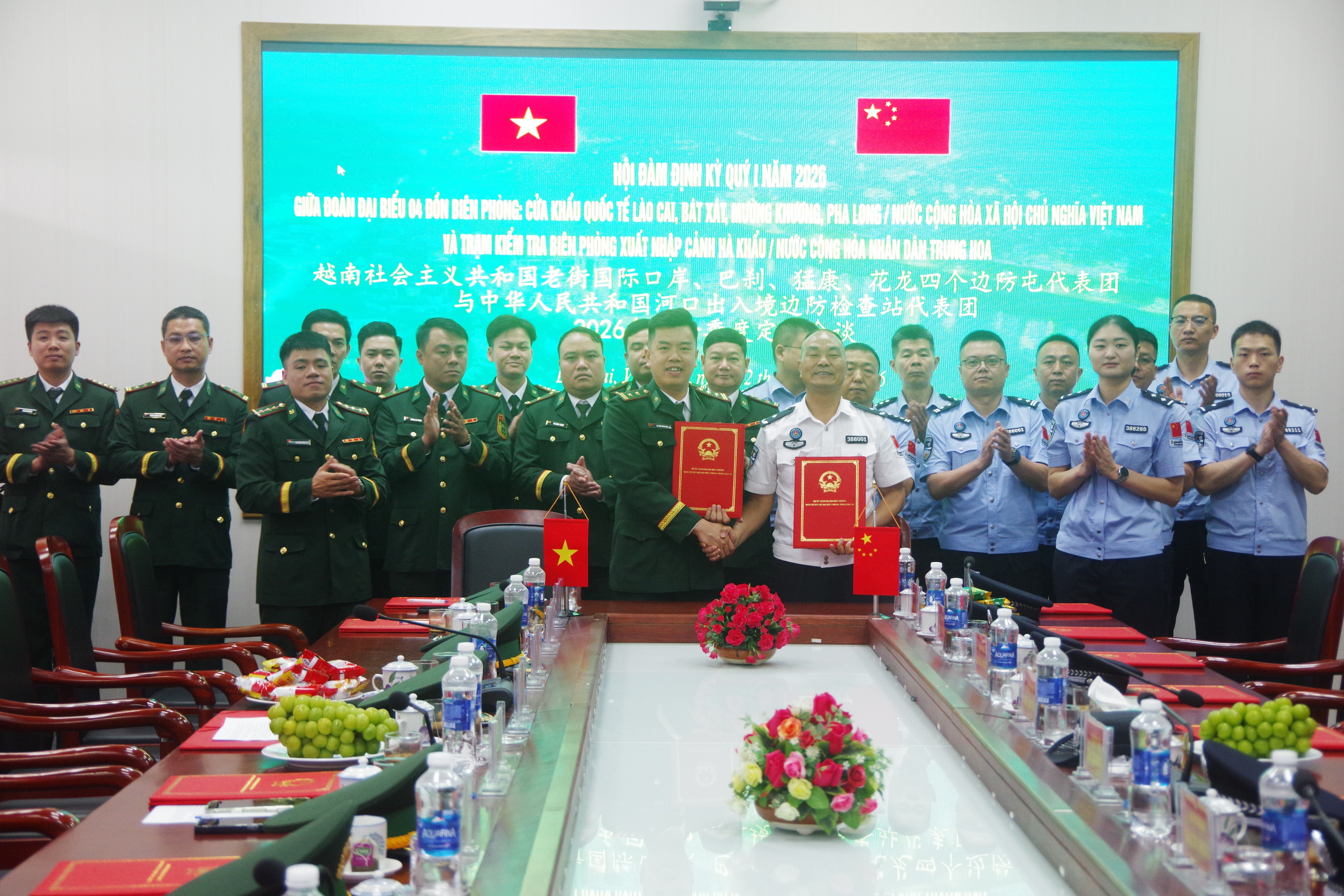 3. Trưởng đoàn Đại biểu hai bên ký kết thành công biên bản Hội đàn