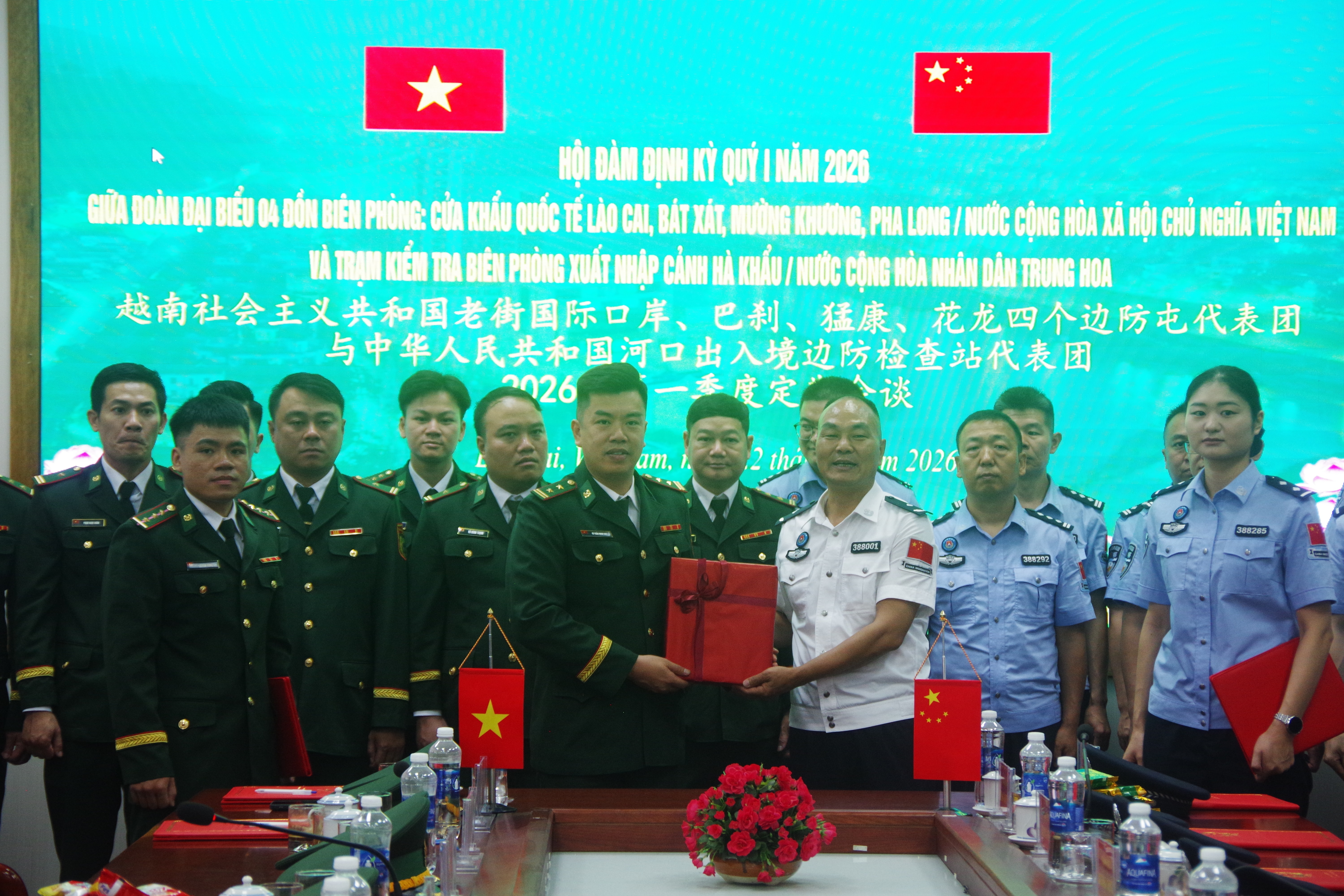 4. Trưởng đoàn Đại biểu hai bên tặng nhau những món quà ý nghĩa