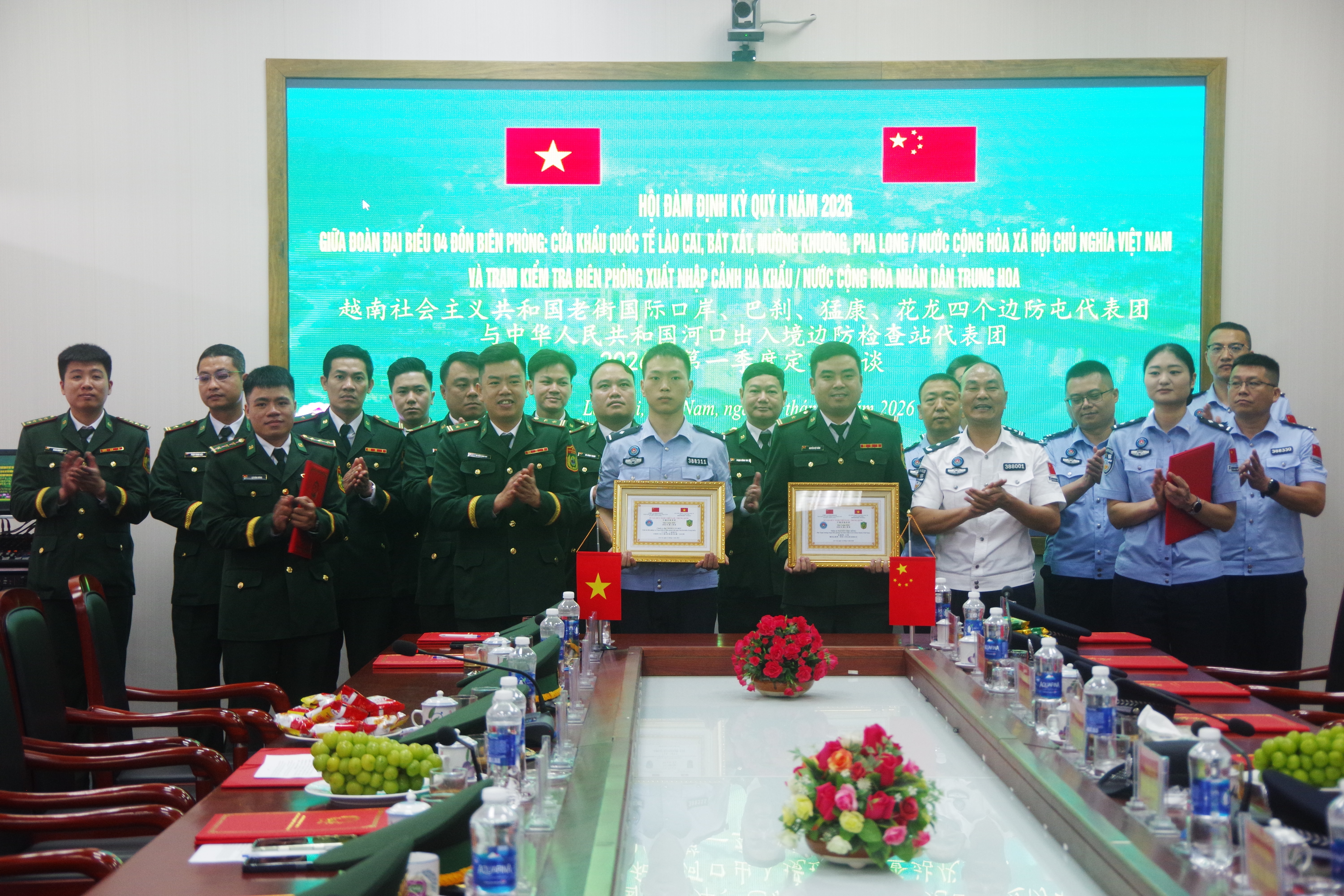 5. 02 đồng chí được trao danh hiệu sứ giả hữu nghị quý I năm 2026