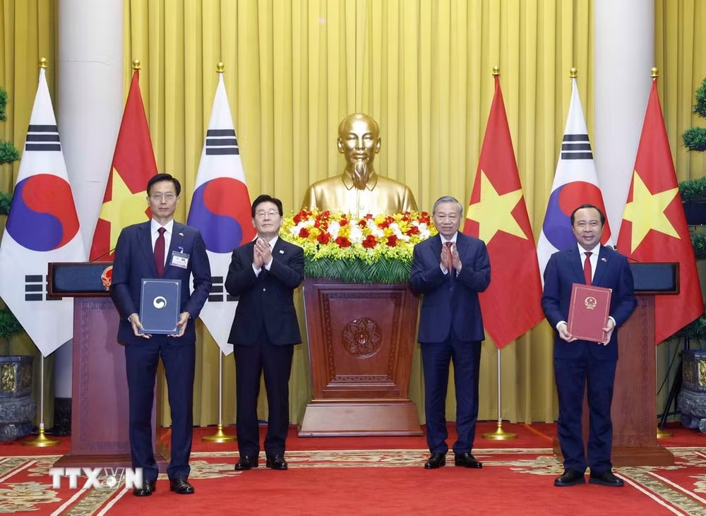 a83678b49d08f67a3cb4986d89cc4a4cdb57feb901aea868e56e8a402356a73-_ttxvn-trao-ban-ghi-nho-viet-nam-han-quoc-5-resize.jpg.avif.jpg