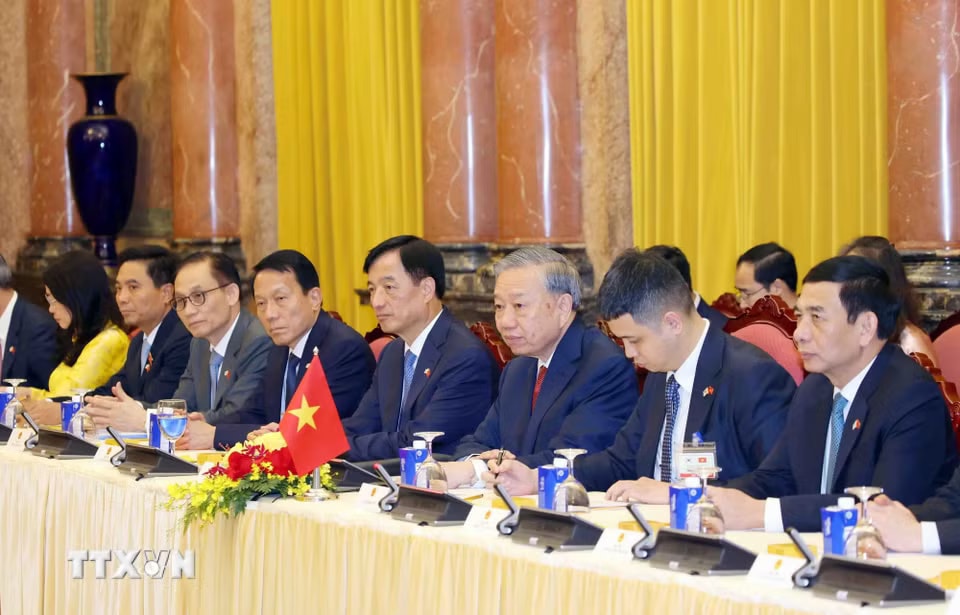 aa24dfd57111e811a4b44265e78-_ttxvn-tong-bi-thu-chu-tich-nuoc-to-lam-hoi-dam-voi-tong-thong-han-quoc-lee-jae-myung-2.jpg.avif.jpg