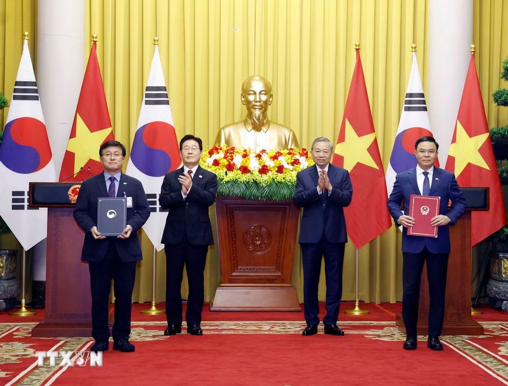 b3e67bcd43c3aaf9972f503e01a27224cdb57feb901aea868e56e8a402356a73-_ttxvn-trao-ban-ghi-nho-viet-nam-han-quoc-1-resize.jpg.avif.jpg