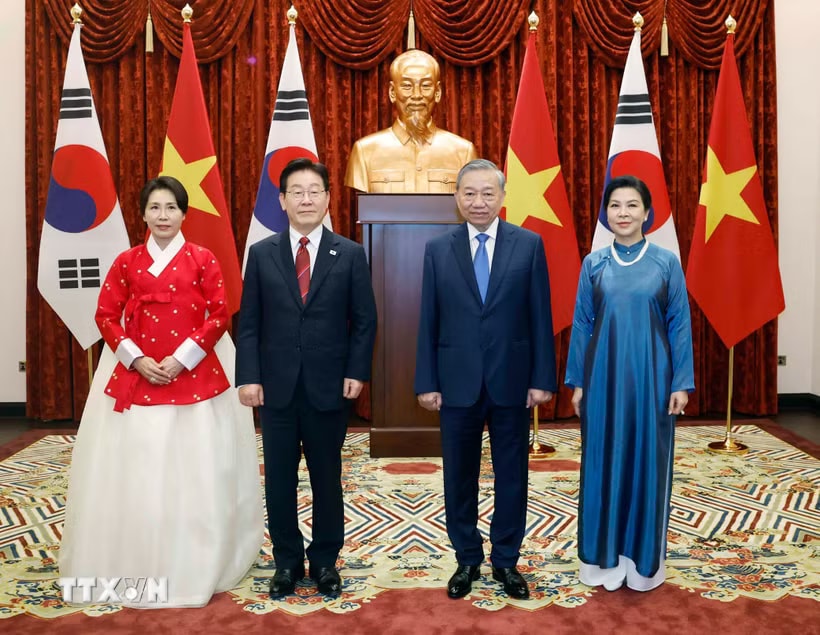 Tổng Bí thư, Chủ tịch nước Tô Lâm và Phu nhân Ngô Phương Ly chủ trì chiêu đãi trọng thể Tổng thống Lee Jae Myung và Phu nhân Kim Hae Kyung, đang có chuyến thăm cấp Nhà nước đến Việt Nam.(Ảnh: Thống Nhất/TTXVN)