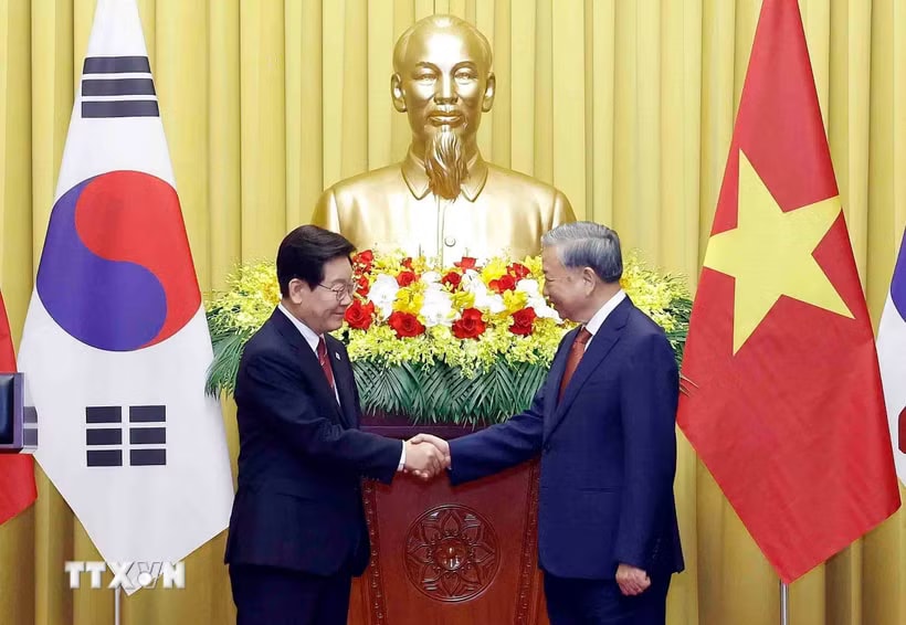 Tổng Bí thư, Chủ tịch nước Tô Lâm và Tổng thống Hàn Quốc Lee Jae Myung tại buổi họp báo chung. (Ảnh: Thống Nhất/TTXVN)