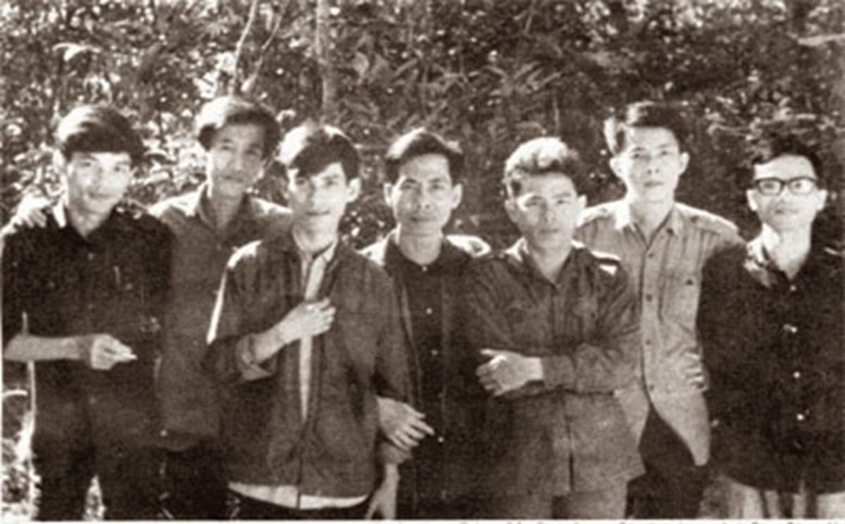 ບັນດານັກປະພັນຖ່າຍຮູບໃນສະຫນາມຮົບປີ 1970, ຈາກຂວາຫາຊ້າຍຄື: ຈ່າງນາມ, ອານດຶກ, ບ໋າຍກິນຮັ່ງ, ບ໋າວດິງຈຽງ, ຈິມແທງ, ດ້ຽນມິງຕວ໋ຽນ, ຫງວຽນຈີ໋ເຫວີຍ. ພາບໂດຍ Hong Sen.