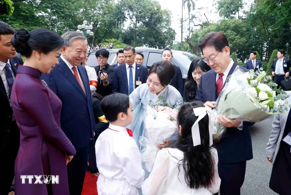 ddb41c54c45-_ttxvn-le-don-trong-the-tong-thong-han-quoc-lee-jae-myung-va-phu-nhan-tham-cap-nha-nuoc-toi-viet-nam-4.jpg.avif.jpg