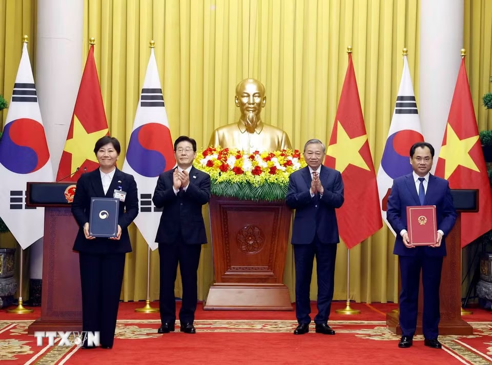 media.vietnamplus.vn-images-4dea828b3c9af95ce8a6a84dec19a13aa9beea8cf4867d28a15c1b5ff45b9262225ced4fefb24055d391c39dfdc9990fc8cbc9be32bda168ac891c3f2c7ed068-_ttxvn-van-kien-8-resize.jpg.avif.jpg