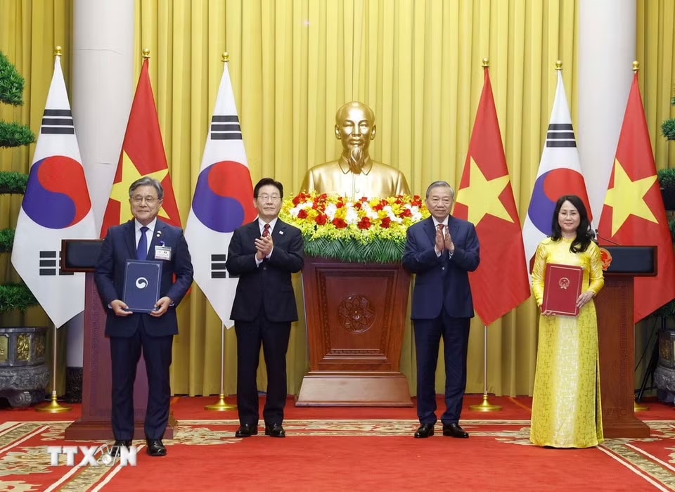 media.vietnamplus.vn-images-4dea828b3c9af95ce8a6a84dec19a13aa9beea8cf4867d28a15c1b5ff45b926264f0c4481484b41261954d39acb3e70f0d35120558aaba6c1b2db54d2b83593e-_ttxvn-van-kien-11-resize.jpg.avif.jpg