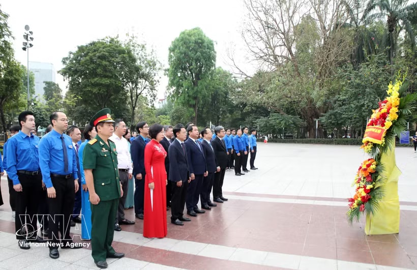  Hanoi officials pay tribute to Vladimir Ilyich Lenin on his 156th birthday (Photo: VNA)