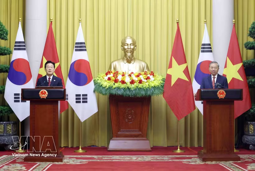 General Secretary of the Communist Party of Vietnam (CPV) Central Committee and State President To Lam (R) and President of the Republic of Korea (RoK) Lee Jae Myung at the press briefing (Photo: VNA)