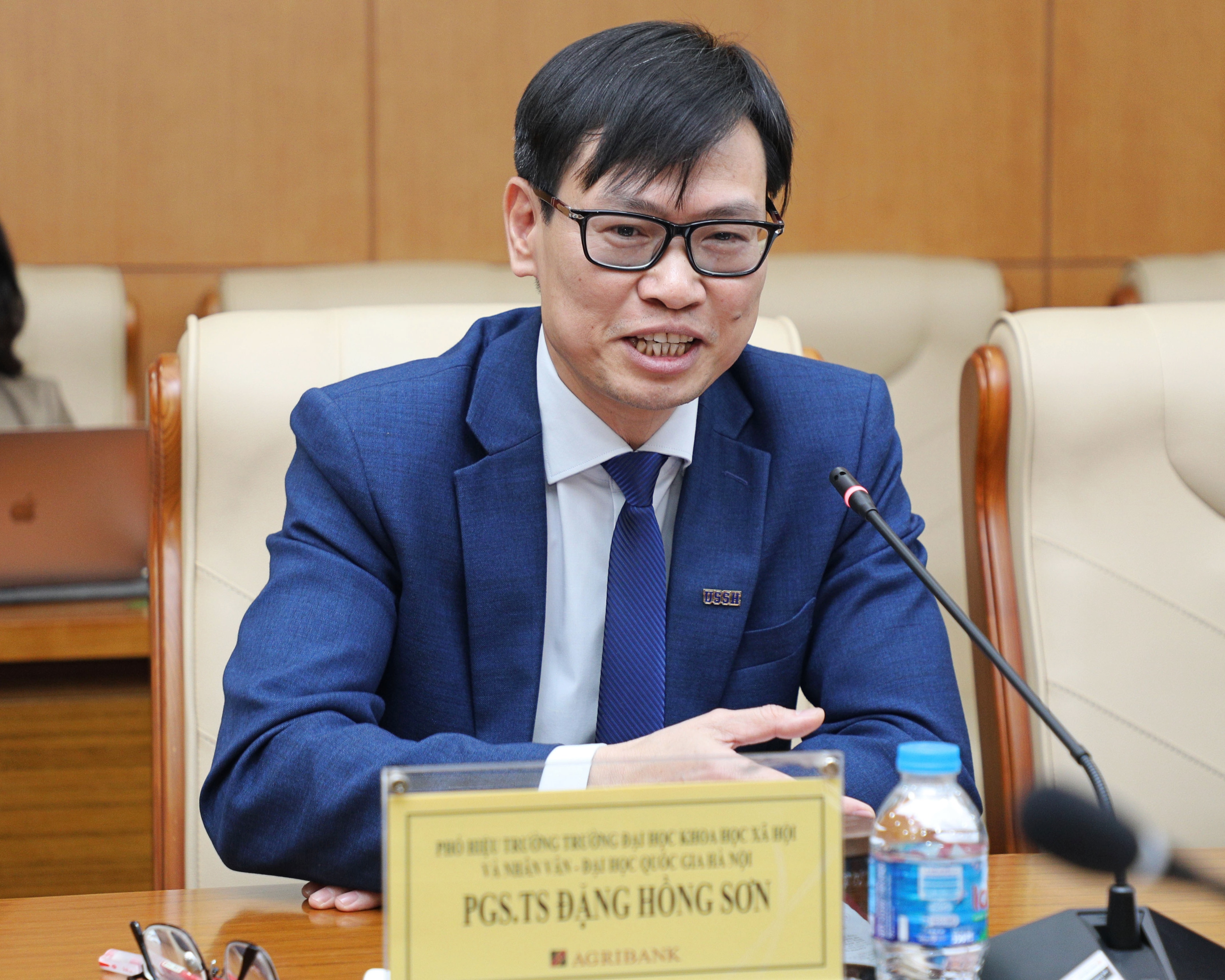 Phó Hiệu trưởng Trường Đại học Khoa học, Xã hội và Nhân văn, Đại học quốc gia Hà Nội PGS.TS Đặng Hồng Sơn phát biểu tại toạ đàm