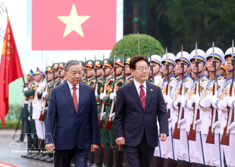 General Secretary of the Central Committee of the Communist Party of Vietnam and State President To Lam and President of the Republic of Korea (RoK) Lee Jae Myung review the honour guard of the Vietnam People’s Army at the ceremony in Hanoi on April 22. (Photo: VNA)