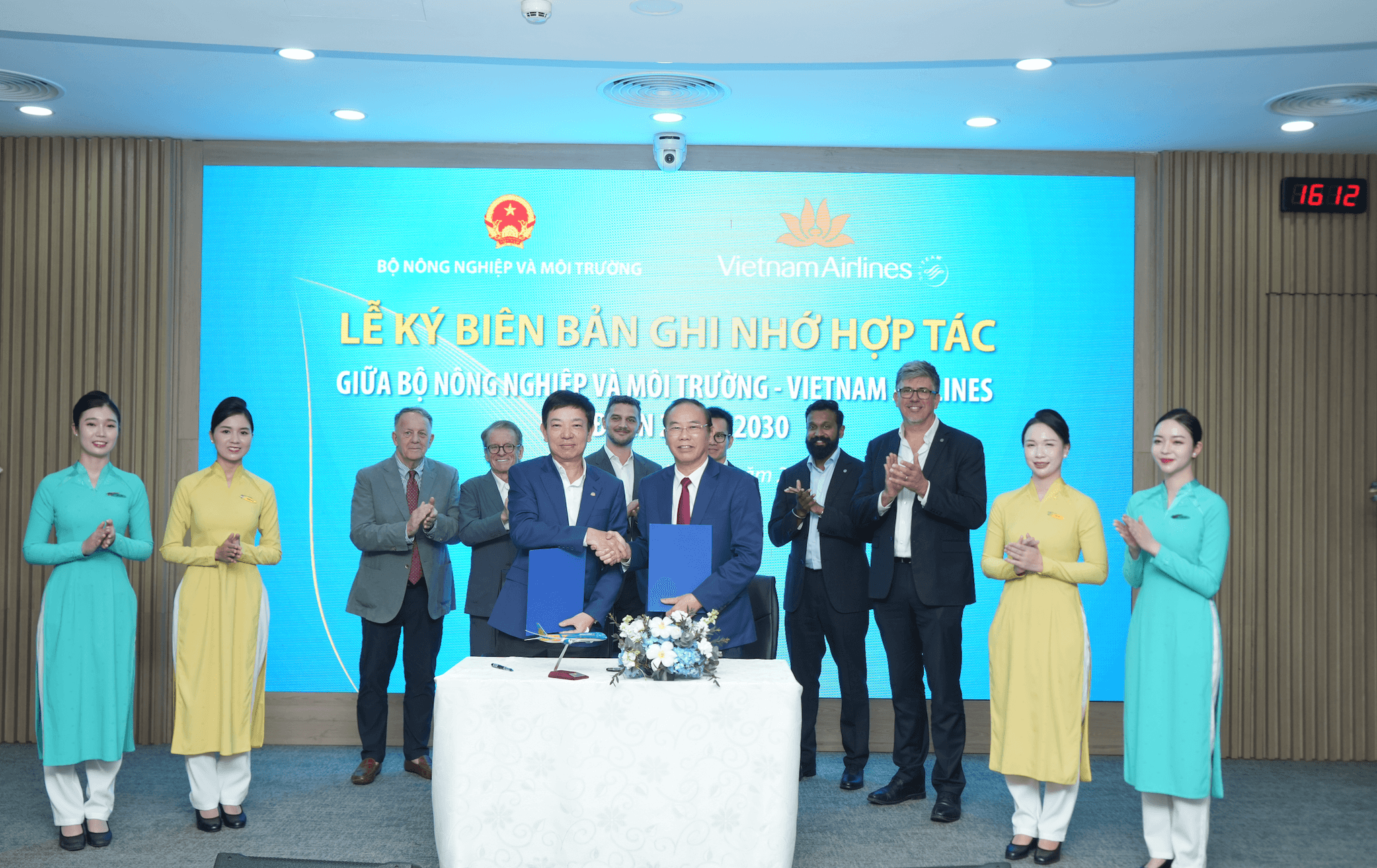 Ảnh 3_ Đại diện Bộ Nông nghiệp và Môi trường - Thứ trưởng Phùng Đức Tiến (đứng bên phải) ký kết Thỏa thuận hợp tác giai đoạn 2026–2030 với Vietnam Airlines.