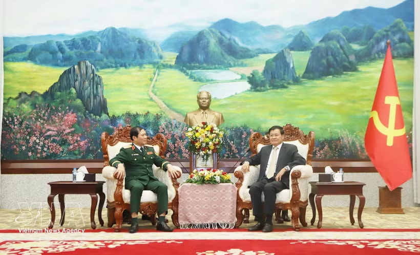 General Secretary of the Lao People's Revolutionary Party (LPRP) Central Committee and President of Laos Thongloun Sisoulith (right) receives General Nguyen Tan Cuong, Chief of the General Staff of the Vietnam People’s Army and Deputy Minister of National Defence, on April 22. (Photo: VNA)