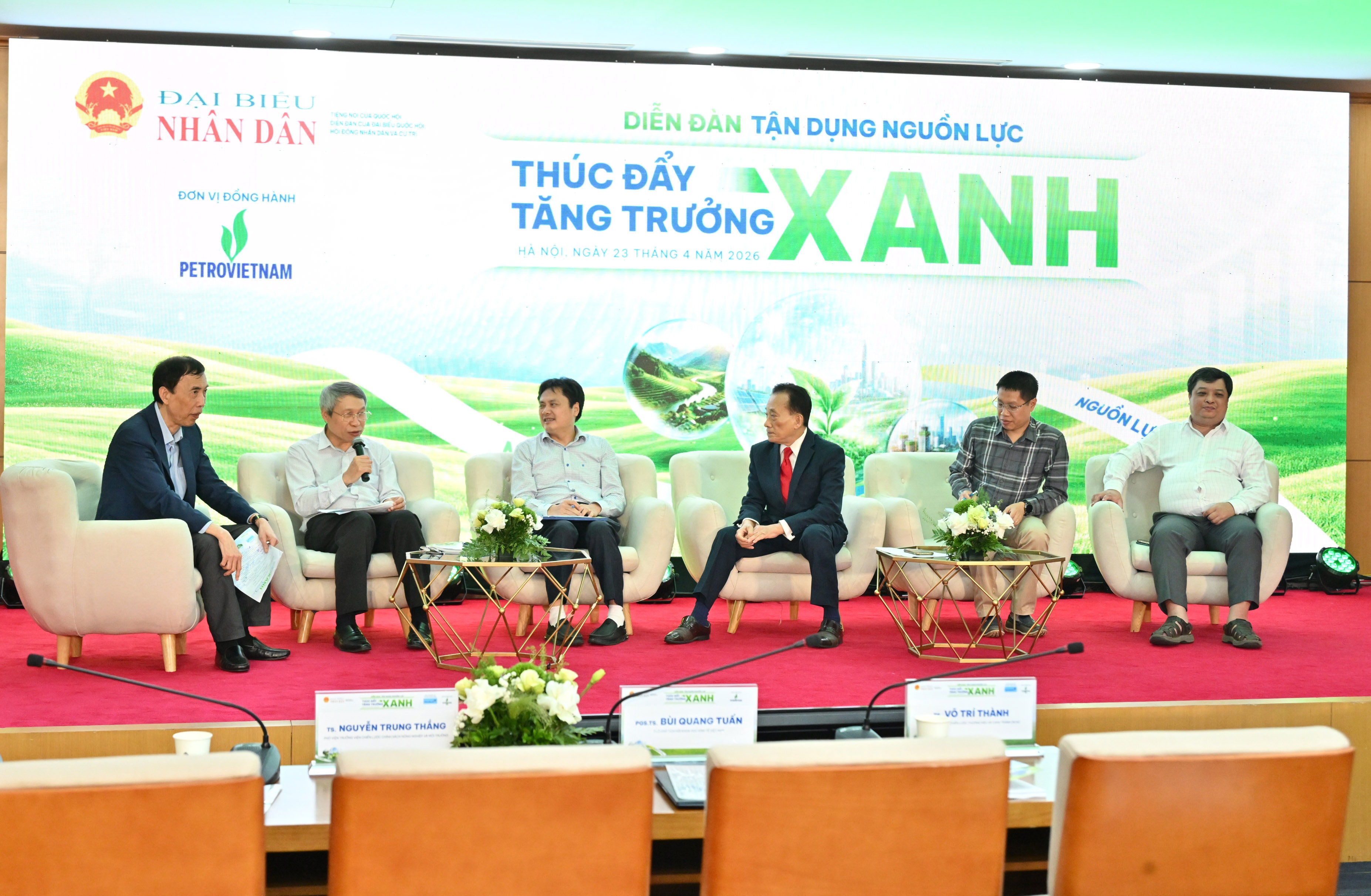 Các diễn giả, chuyên gia tại tọa đàmVQK_0670