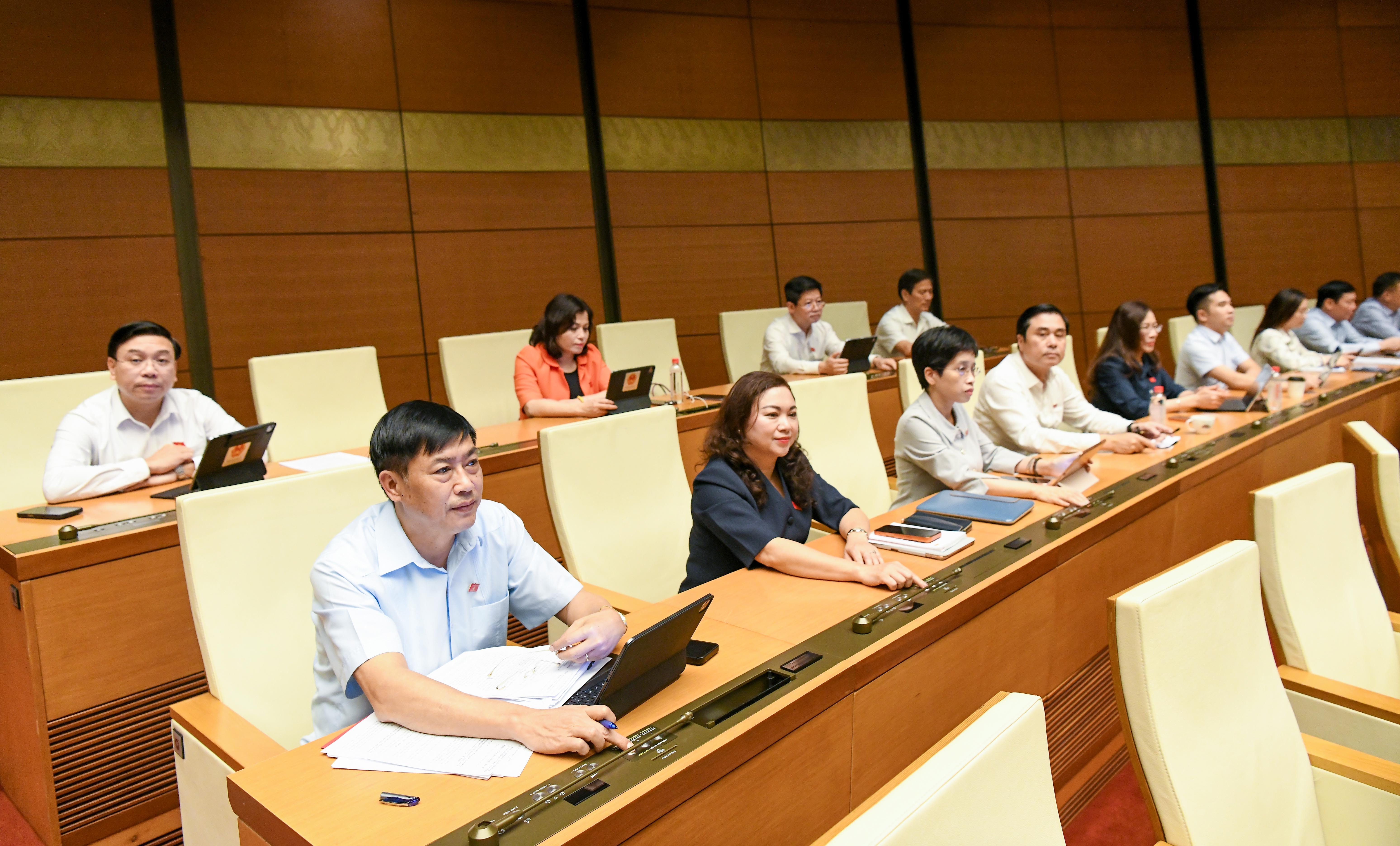 Đại biểu Quốc hội bấm nút thông qua Luạt.2