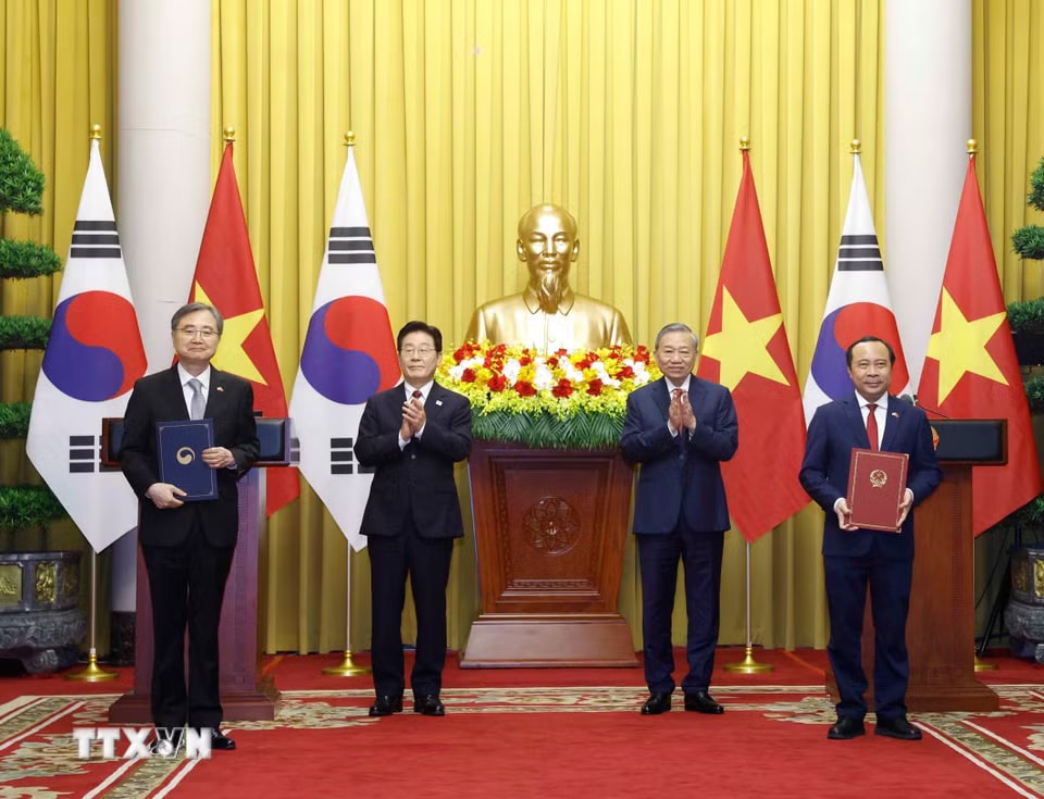 media.vietnamplus.vn-images-4dea828b3c9af95ce8a6a84dec19a13aa9beea8cf4867d28a15c1b5ff45b926241b87c821007f10368026a0a2aca5156d28b68c2451d621ea170121beee82c35-_ttxvn-van-kien-hop-tac-6.jpg.avif.jpg