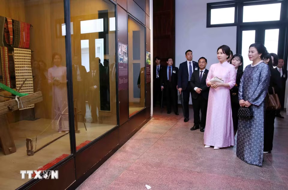 n-phu-nhan-tong-bi-thu-chu-tich-nuoc-va-phu-nhan-tong-thong-han-quoc-tham-quan-bao-tang-dan-toc-hoc-viet-nam-2304-4.jpg.avif.jpg