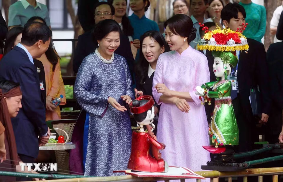 n-phu-nhan-tong-bi-thu-chu-tich-nuoc-va-phu-nhan-tong-thong-han-quoc-tham-quan-bao-tang-dan-toc-hoc-viet-nam-2304-9.jpg.avif.jpg