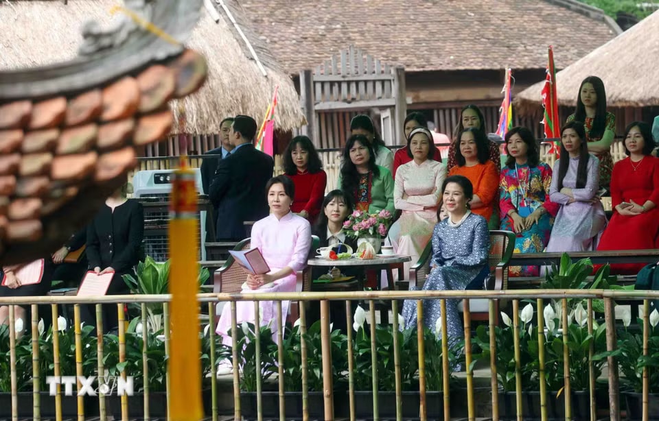 phu-nhan-tong-bi-thu-chu-tich-nuoc-va-phu-nhan-tong-thong-han-quoc-tham-quan-bao-tang-dan-toc-hoc-viet-nam-2304-10.jpg.avif.jpg