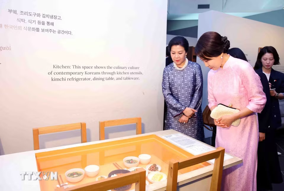 phu-nhan-tong-bi-thu-chu-tich-nuoc-va-phu-nhan-tong-thong-han-quoc-tham-quan-bao-tang-dan-toc-hoc-viet-nam-2304-11.jpg.avif.jpg