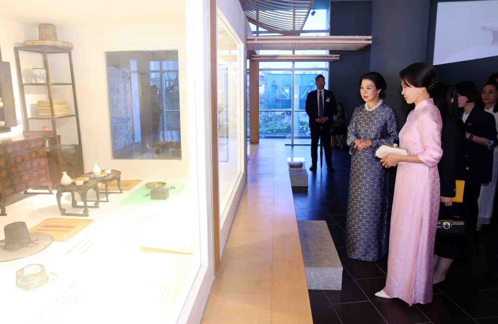 Madame Ngo Phuong Ly, spouse of Party General Secretary and State President To Lam, and Madame Kim Hae Kyung, spouse of Korean President Lee Jae Myung, visit the Vietnam Museum of Ethnology. (Photo: VNA) vnanet-potal-phu-nhan-tong-bi-thu-chu-tich-nuoc-va-phu-nhan-tong-thong-han-quoc-tham-quan-bao-tang-dan-toc-hoc-viet-nam-8720595.jpg