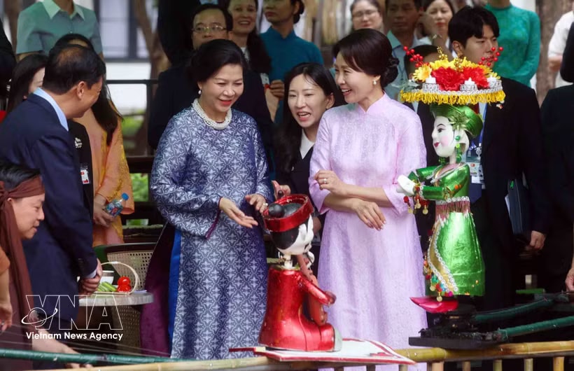 Party General Secretary and State President To Lam’s spouse Ngo Phuong Ly and Korean President Lee Jae Myung’s spouse Kim Hae Kyung enjoy a water puppet performance. (Photo: VNA)