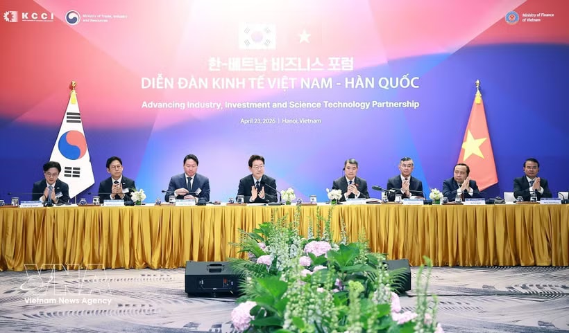 Vietnamese Prime Minister Le Minh Hung and Korean President Lee Jae Myung at a roundtable on Vietnam–RoK economic, trade and investment cooperation on April 23, 2026. (Photo: VNA)