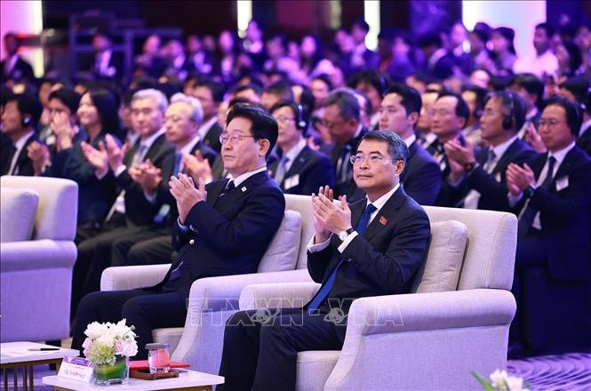 vnanet.vn-data-articles-2026-04-23-8721524-_vna_potal_thu_tuong_le_minh_hung_va_tong_thong_han_quoc_du_dien_dan_kinh_te_viet_nam_-_han_quoc_stand.jpg