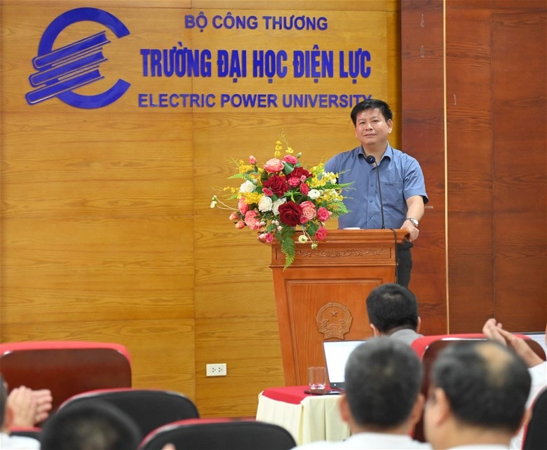 Phó Bí thư Đảng ủy, Hiệu trưởng Nhà trường trình bày nội dung Nghị quyết số 57-NQ/TW, Nghị quyết số 70-NQ/TW và chương trình hành động của Nhà trường
