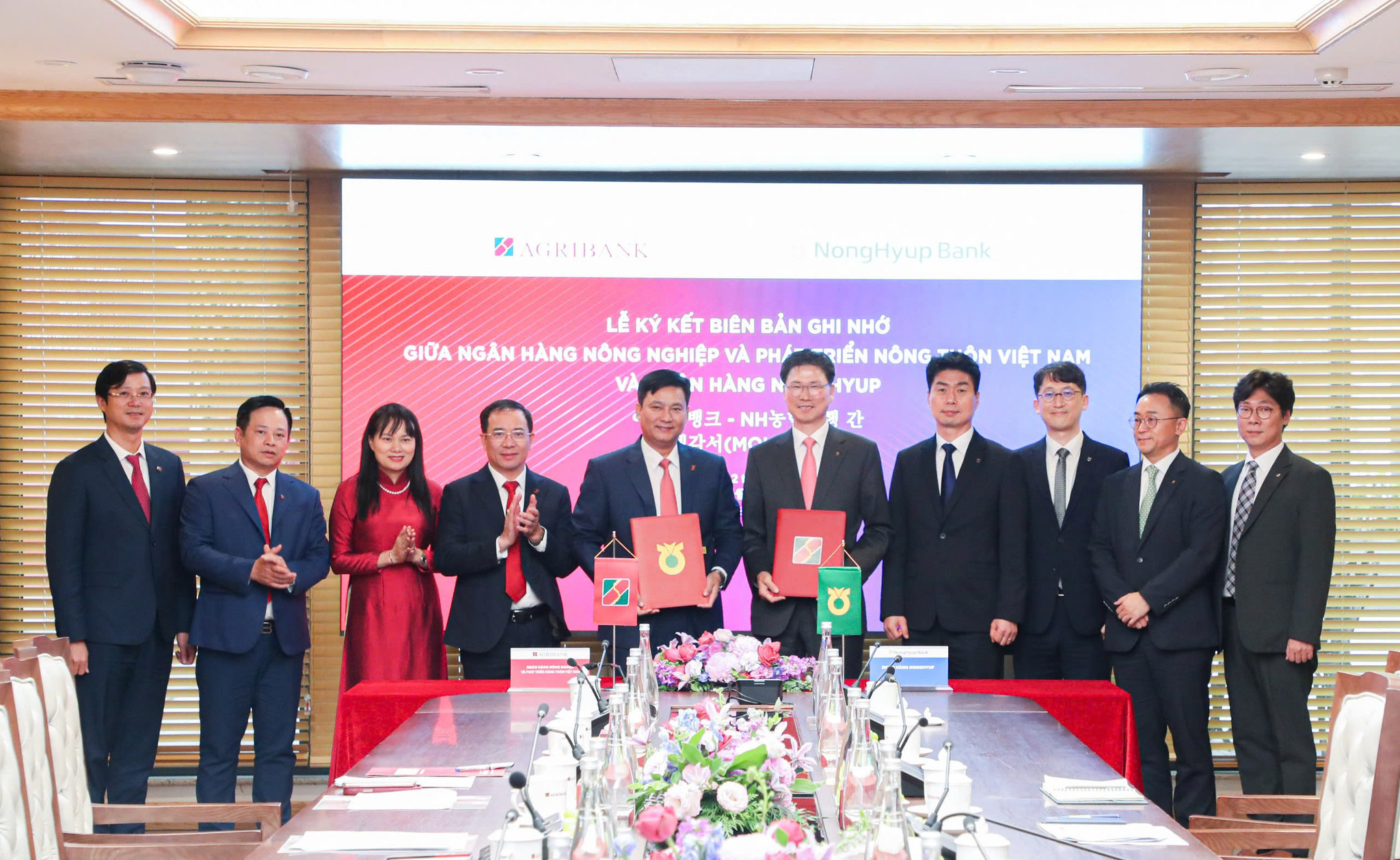 Tổng Giám đốc Agribank Phạm Toàn Vượng (thứ hai từ trái sang) cùng các doanh nghiệp nhận văn bản ký kết hợp tác giữa các doanh nghiệp và tổ chức hai nước