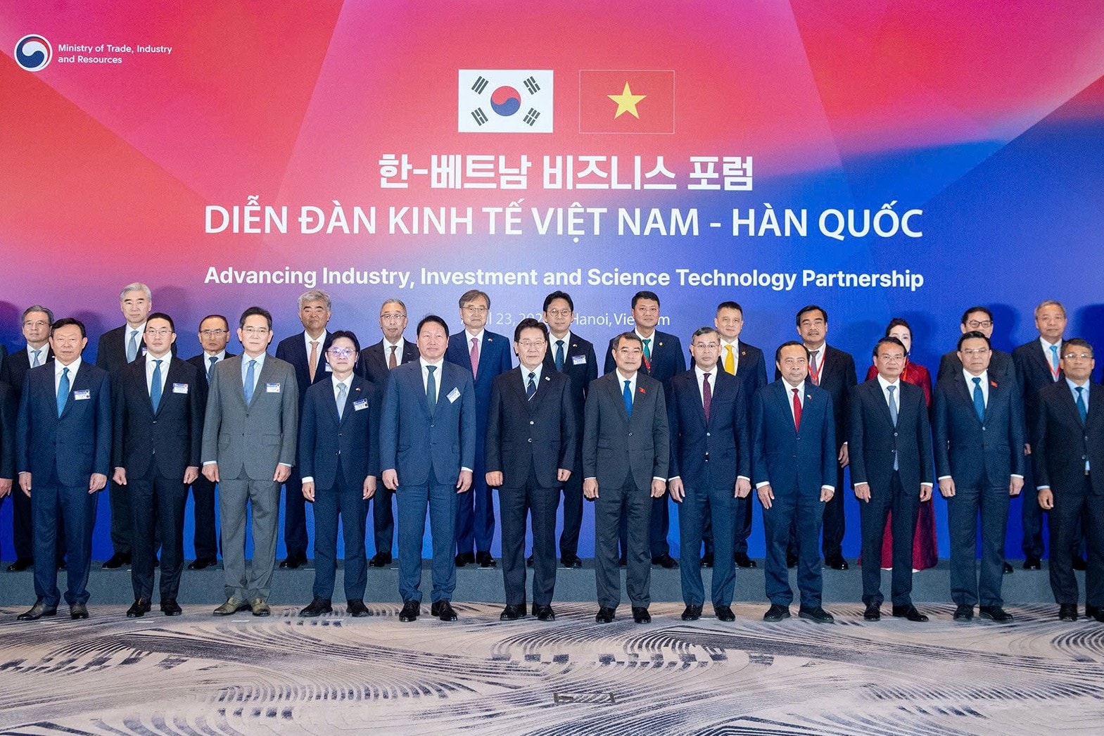 Ảnh Thủ tướng Việt Nam Lê Minh Hưng và Tổng thống Hàn Quốc Lee Jae Myung cùng đại diện doanh nghiệp hai nước dự Toạ đàm bàn tròn