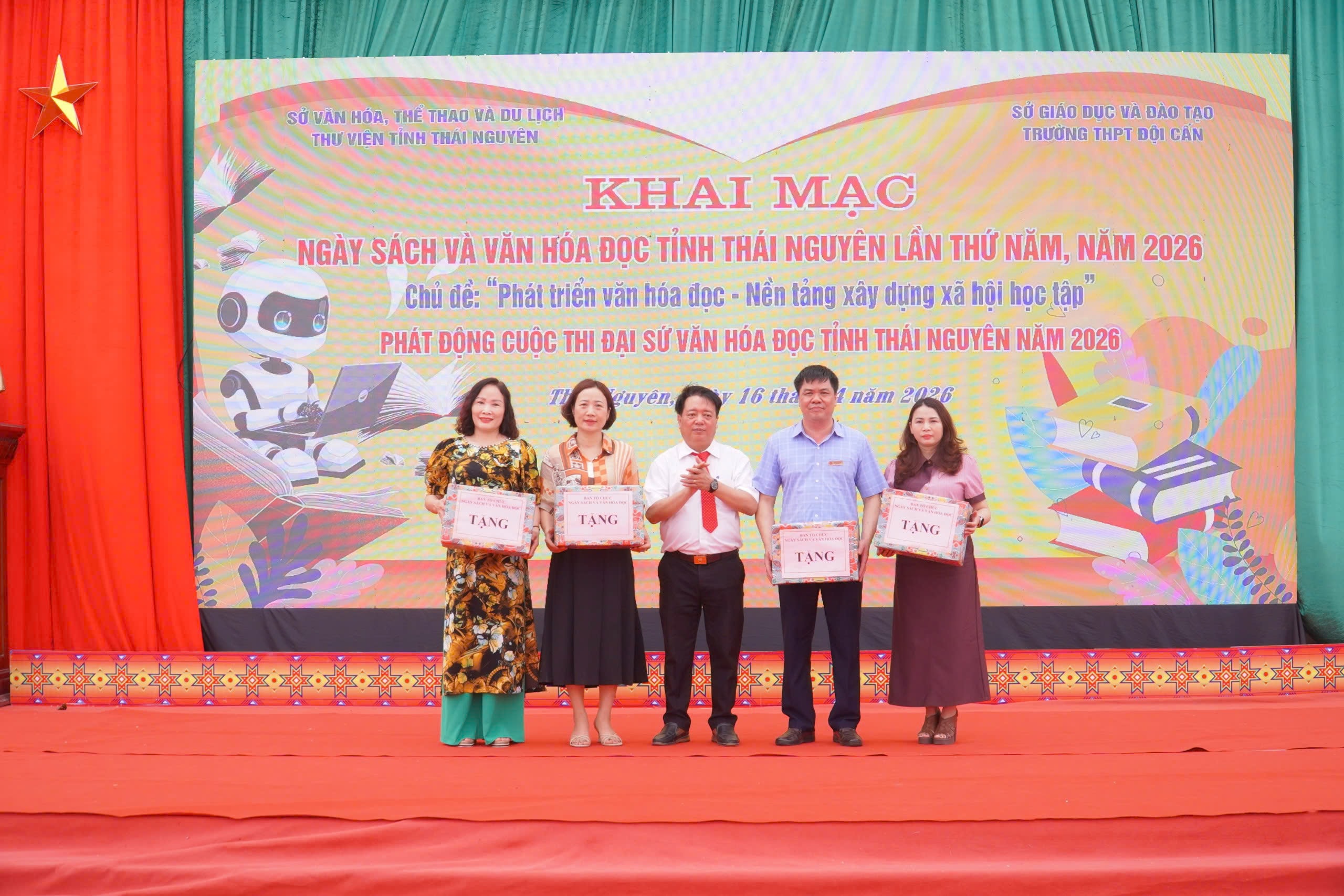 Bùi Huy Toàn, Giám đốc Thư viện tỉnh trao tặng hơn 200 bản sách cho các trường học trên địa bàn xã An Khánh