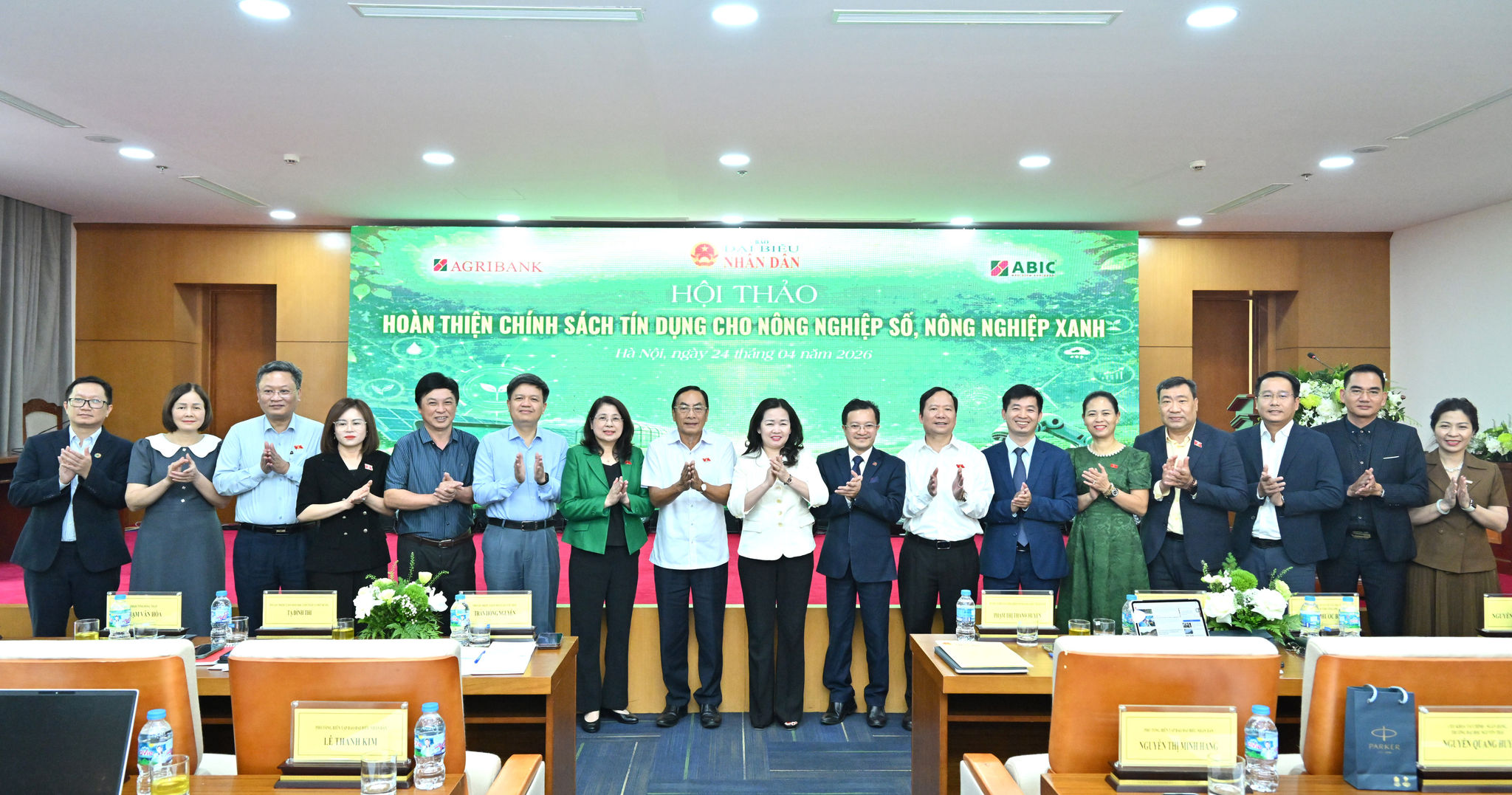 Các đại biểu chụp ảnh lưu niệmVQK_1831