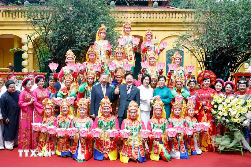 Tổng Bí thư, Chủ tịch nước Tô Lâm và Phu nhân Ngô Phương Ly cùng Tổng thống Hàn Quốc Lee Jae Myung và Phu nhân Kim Hye Kyung chụp ảnh chung với các nghệ sỹ biểu diễn nghệ thuật chào mừng. (Ảnh: Thống Nhất/TTXVN)